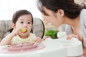 如何训练10月龄宝宝自己吃饭？这份4个步骤的流程清单值得参考图片