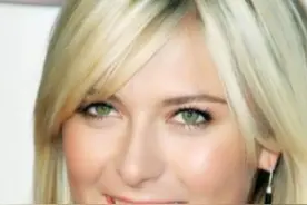 网球女神莎拉波娃近照，退役后身材走样，皮肤苍老，坐姿似大妈图片