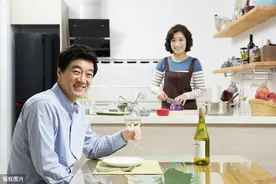 50岁的男人，为什么会更花心？原因有这3点图片