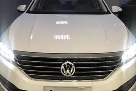 白色的大众朗逸，外观真的很大气，价格也不贵图片