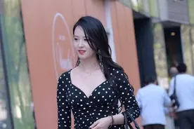 姐姐皮肤白的都“发光”，还喜欢穿黑裙子，我已经被“迷住”了图片