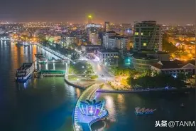 俯瞰越南城市的夜景图片