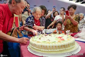 上海109岁老人游轮上过寿宴 五代子孙购109份贺礼 大女儿也已92岁图片