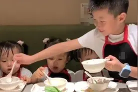 “宠妹狂魔哥哥”照顾三胞胎吃饭走红，上辈子拯救了银河系？图片