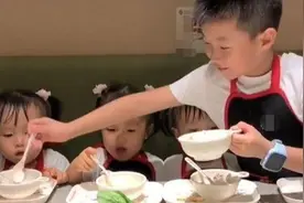 “宠妹狂魔哥哥”照顾三胞胎吃饭走红，上辈子拯救了银河系？图片