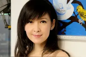 周慧敏脸蛋毫无岁月痕迹，穿吊带连衣裙配长发，52岁满满的少女感图片