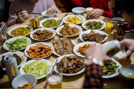 南方年夜饭VS北方年夜饭，南北搞笑互怼：这差距不是一星半点呀图片