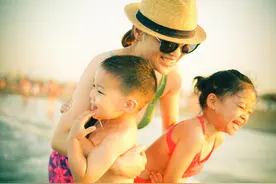 梅婷带儿女海边度假，老公掌镜拍摄似大片，梅婷穿泳衣身材超丰满图片