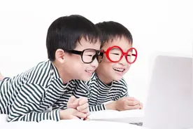 如果孩子是这三种情况，千万别制止他玩手机！看完理由你会明白图片