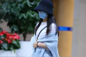 赵丽颖现身机场，戴金丝眼镜外套当披帛，休闲服穿出贵妇气质图片