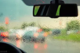 遇到下雨天，车窗和后视镜看不清，教你一个小技巧，方便又实用图片