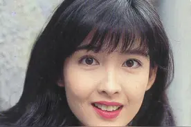 53岁“玉女”周慧敏：演艺事业巅峰时为爱息影，现在怎么样了？图片