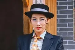 谍战剧《瞄准》热播，变装女杀手单棱超飒，吸睛度超过女一女二图片