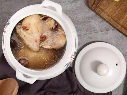 花胶煲好是炖好 2025年花胶炖还是煲好,配什厶材料?