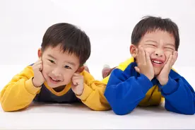 邻居孩子来串门，这些尴尬你遇到过吗？孩子真需要这样的玩伴吗？图片