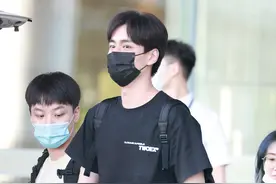 胡一天一袭全黒look背大黑包现身机场，走路带风，气场十足图片