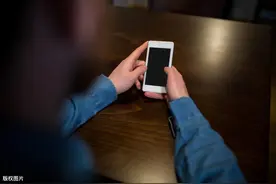女人到底该不该偷看老公的手机？有智慧的女人都这么做图片