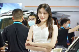 2020重庆国际汽车展览会开幕，美女车模性感娇媚，举止婀娜多姿图片
