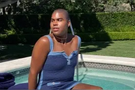 魔术师约翰逊儿子池边晒照，穿蓝色吊带裙秀结实大腿，肚腩抢镜了图片