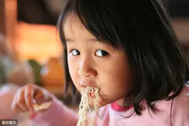 孩子吃饭图片图片