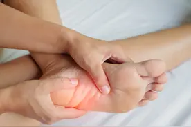 更年期女性，常有脚部疼痛，医生：多与3因有关，告诉你如何调理图片