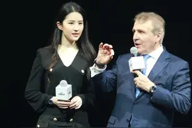 刘亦菲与外籍人士亮相活动 尽显肤白貌美图片