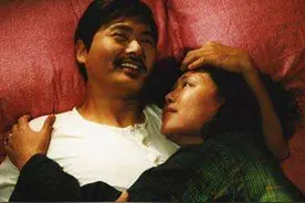 周润发带大妈去游泳，结果大妈不小心将整个游泳池都染红了图片