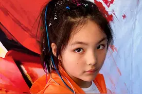 李湘女儿10岁崭露时尚界，酷辫潮装拍杂志，最后一张神似杨丞琳图片