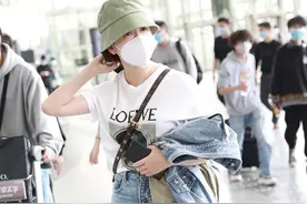 独家街拍：娄艺潇loewe白色短Tee,破洞牛仔裤搭配渔夫帽潮范十足图片