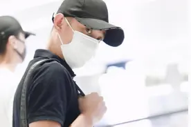 36岁文章现身机场，肩膀宽厚手臂都是肌肉，身材健硕很有男人味图片