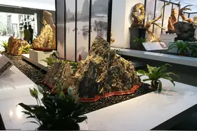 男子逛旧货摊淘到大箱子，打开一看：价值千万元宝贝？图片