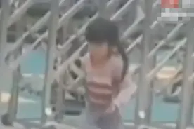 官方通报小女孩幼儿园门口徘徊：实为男孩 跟奶奶卖菜时跑去看小朋友玩被拍图片