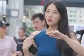 街拍小姐姐蓝色针织连体裙，不仅靓丽还时髦图片