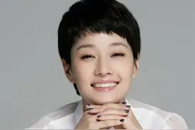 马伊琍6岁小女儿罕曝光！古灵精怪紧牵姐姐手，身高已过妈妈腰图片