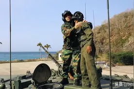 委内瑞拉大演习震慑敌胆！将军钻进两栖战车开火 与士兵热烈拥抱图片