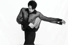 38岁Rain男性荷尔蒙爆棚！柔纱与健美身材碰撞，强烈的时尚冲击感图片