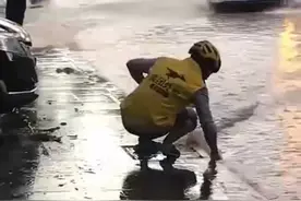 《全城急寻这个外卖小哥！你暴雨中的身影真美》追踪：这位最美外卖小哥找到了图片