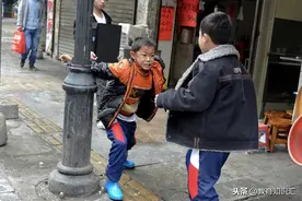 面对“打人倾向”的孩子，父母正确采用这4种方法，就可为其改善图片