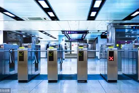 谣言：北京地铁座椅今起全部卸掉以减少人员接触面积图片