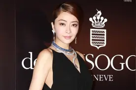 熊黛林真有“阔太脸”，穿黑色连衣裙佩戴百万珠宝，超模风范好美图片