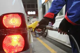 私人加油站92号汽油3.86元/升，两桶油5.8元区别在哪里图片