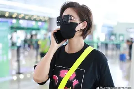 街拍：张歆艺穿印花T恤配牛仔裤搭小白鞋，尽显萌萌可爱图片