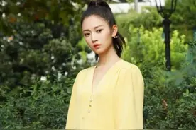 陈钰琪早秋穿搭好温柔，一袭亮黄长裙浪漫清新，身材纤细气质动人图片
