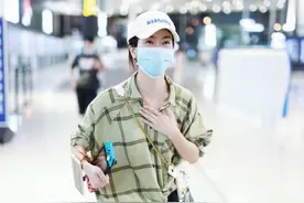 李晟绿色格纹衬衫为何这么好看？搭配休闲裤+澡堂拖鞋，随性休闲图片