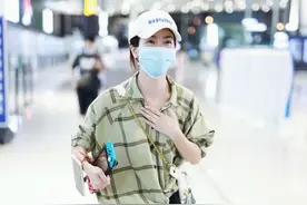 李晟绿色格纹衬衫为何这么好看？搭配休闲裤+澡堂拖鞋，随性休闲图片
