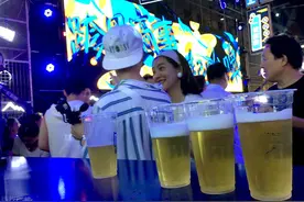 酒桌上，男员工默默回家没有跟女领导汇报，导致女老板喝醉没人管图片