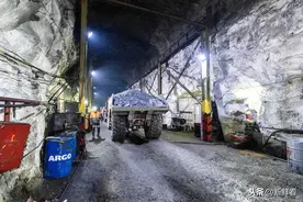 进入俄罗斯地下金矿巷道，窥探掘金和黄金提炼图片