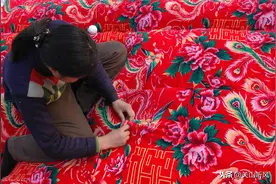 农村嫁闺女缝喜被有何讲究，为什么要在喜被一角留个口子？图片