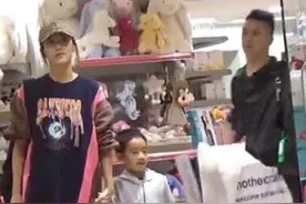 应采儿同友人逛母婴店，性格直爽却很注重细节，收行李都一丝不苟图片