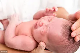 给新生儿洗澡，多长时间洗一次合适？洗澡有讲究，新手爸妈要知道图片